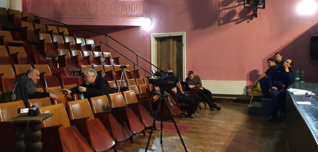 Aleksei Meniailov talks with the director of the Gori State Drama Theater named after Giorgi Eristavi, Mikhail Beridze, among his regular readers