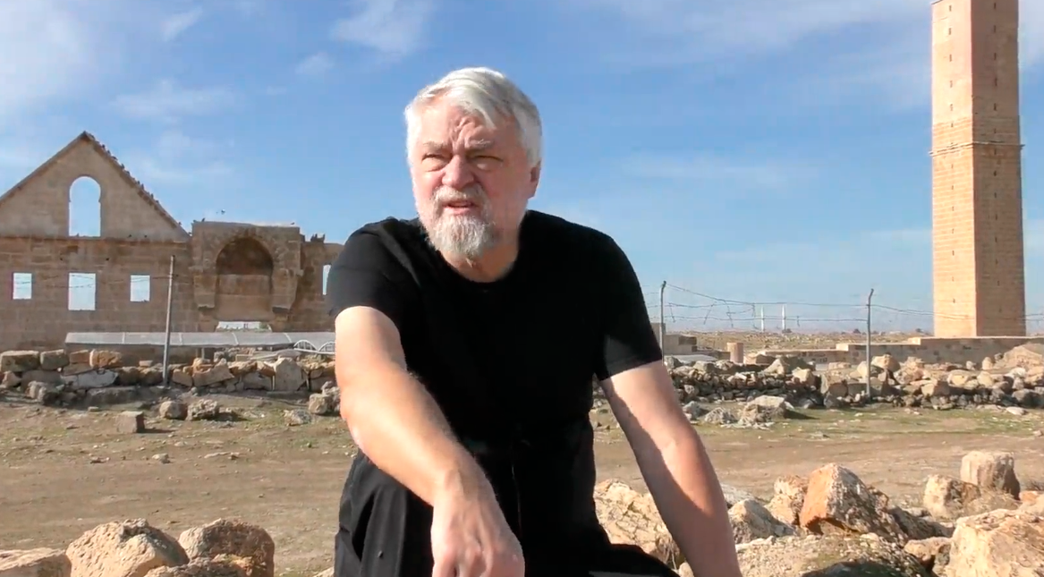 Aleksei Meniailov in the ancient city of Harran records material for the video seminar "Temple of the Moon on the border with Syria"