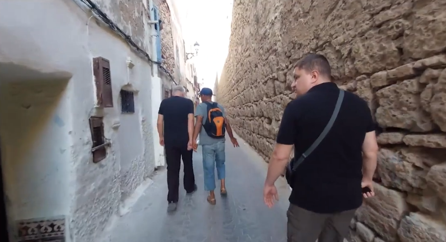 Aleksei Meniailov walks with his readers through the streets of the old district of Safi, accompanied by a local resident. A frame from a video about a fortress in Morocco