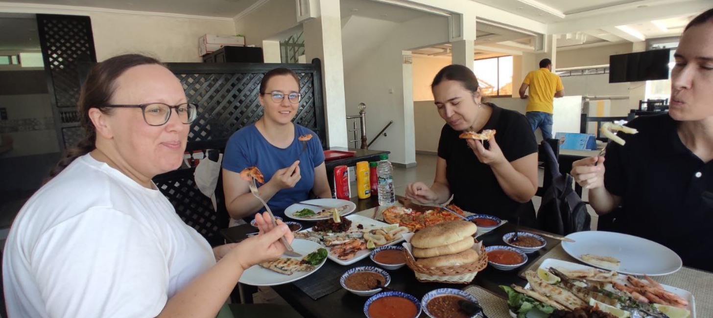 Slatana Meniailova and the viewers of the videos of Aleksei Meniailov have lunch during a walk together in the town of Oualidia