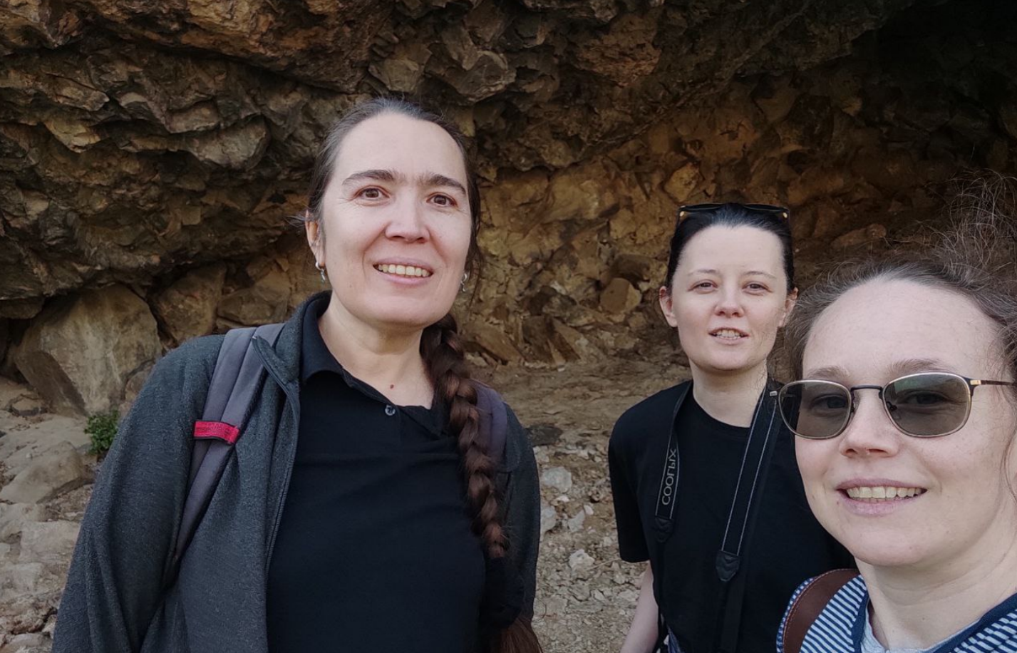 Slatana Meniailova with readers of Aleksei Meniailov during a visit to the surroundings of the Metsamor settlement